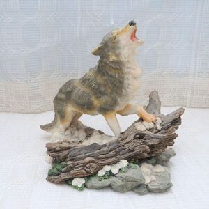 Vintage Resin Howling Wolf Figurine On Logs Sculpture Statue Decor Nature Lover